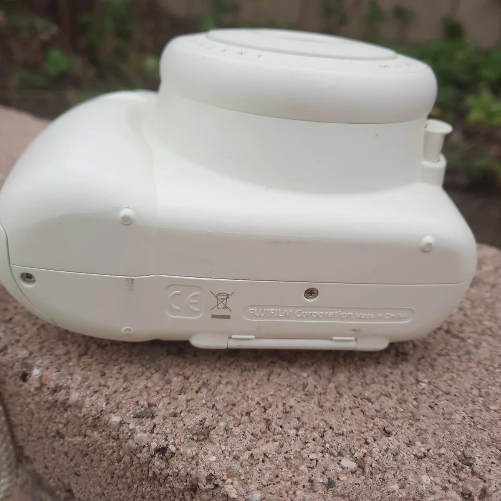 Fujifilm Instax Mini 8 Instant Camera White Turns On Not Working Parts ONLY!!!